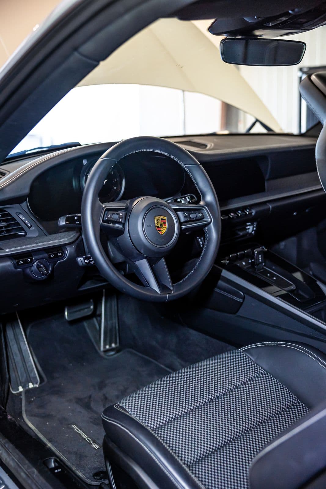 Porsche 911 Carrera 4 — photo 8
