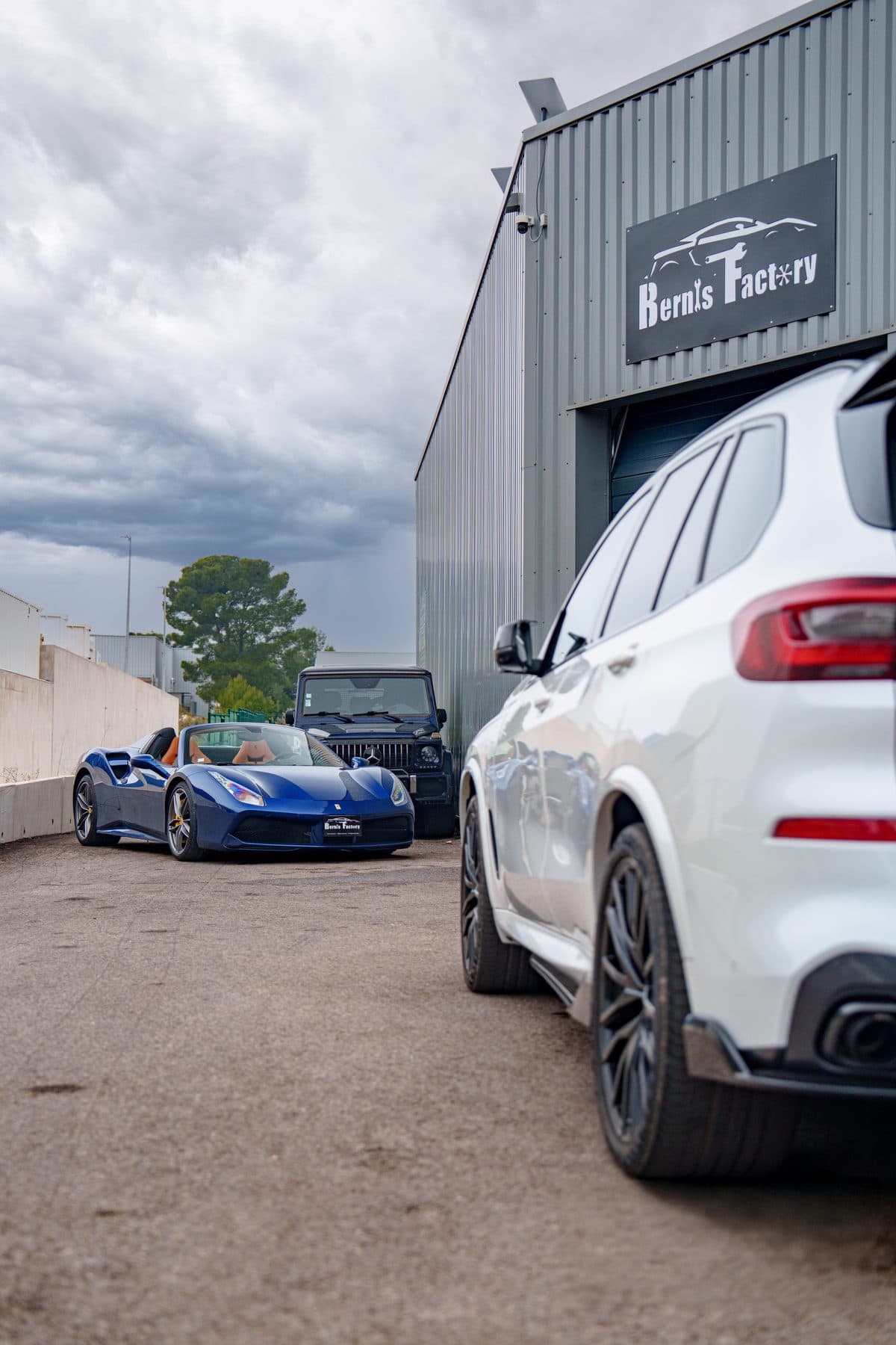 Atelier Bernis Factory — voiture sportive en préparation